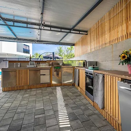 House George With Heated Pool * Zupanje