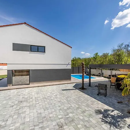 Holiday home House George With Heated Pool Zupanje