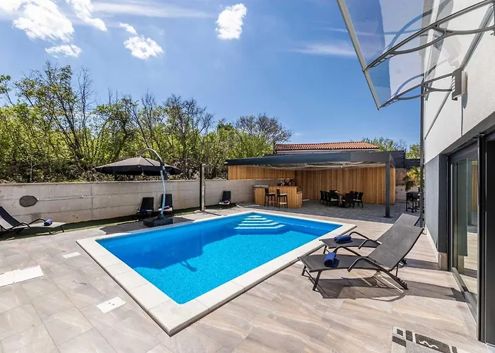 House George With Heated Pool Σπίτι διακοπών *