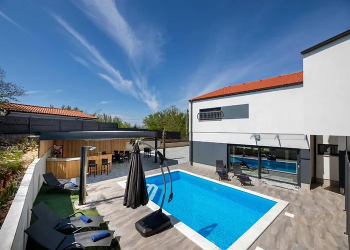 House George With Heated Pool Županje