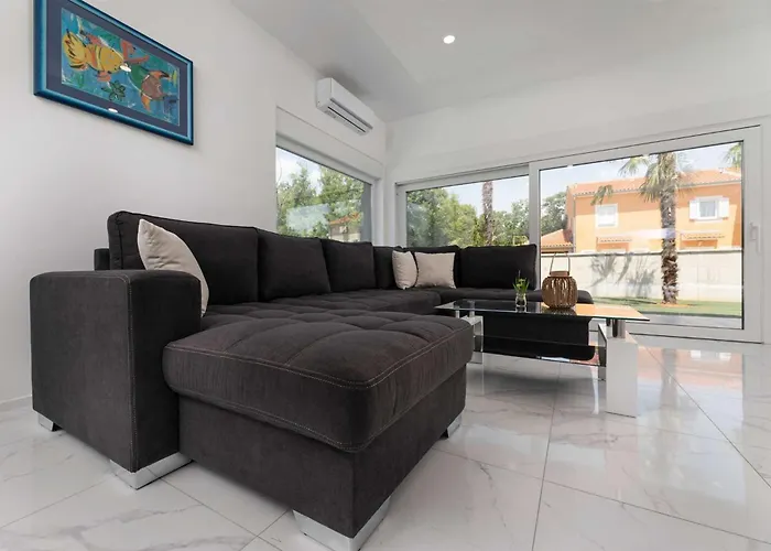 House George With Heated Pool