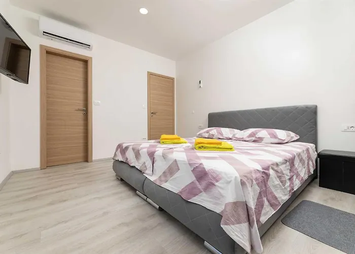 House George With Heated Pool