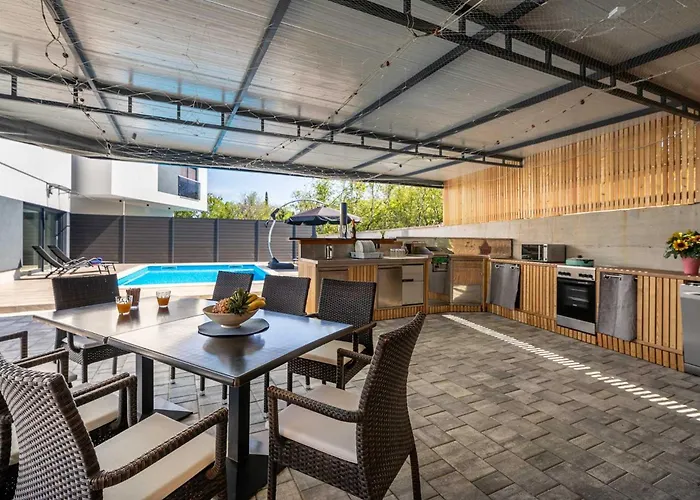 House George With Heated Pool Županje
