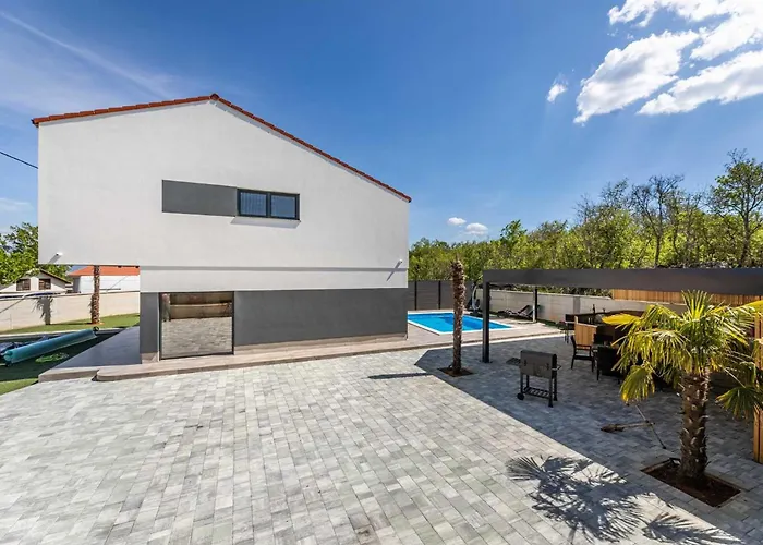 Σπίτι διακοπών House George With Heated Pool Županje