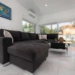 House George With Heated Pool