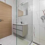 House George With Heated Pool