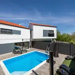 Dom wakacyjny House George With Heated Pool Županje