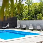 House George With Heated Pool Dom wakacyjny Županje