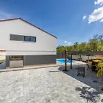 Dom wakacyjny House George With Heated Pool Županje