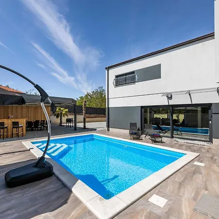 Vakantiehuis House George With Heated Pool *