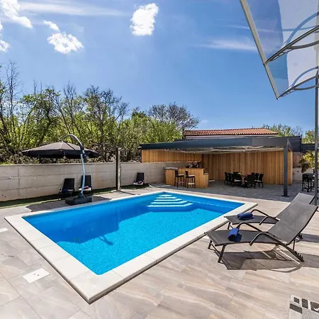 House George With Heated Pool 度假居 *