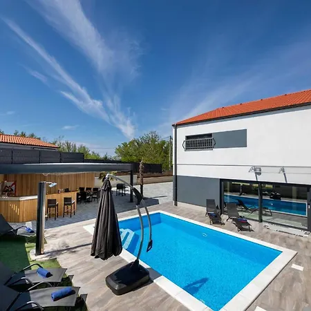 House George With Heated Pool Županje