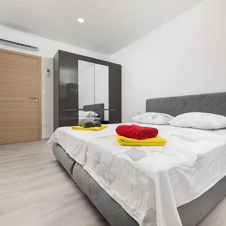 Vakantiehuis House George With Heated Pool