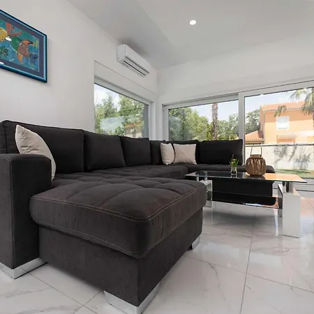 House George With Heated Pool