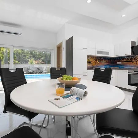 House George With Heated Pool