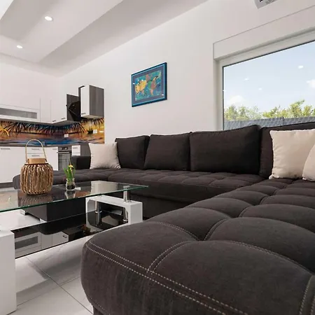 House George With Heated Pool Vakantiehuis