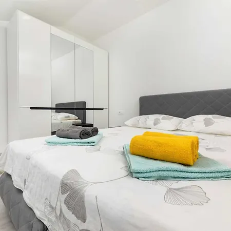 Vakantiehuis House George With Heated Pool