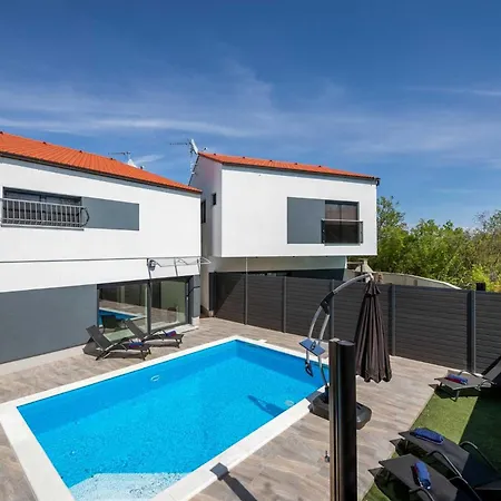 Vakantiehuis House George With Heated Pool Županje