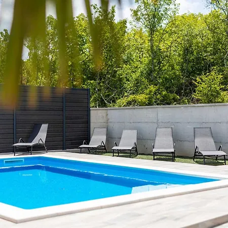 House George With Heated Pool Vakantiehuis Županje