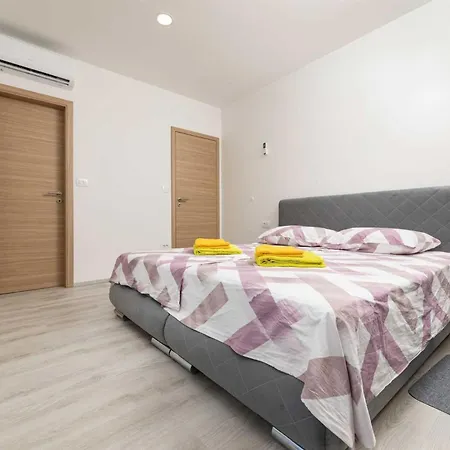 House George With Heated Pool