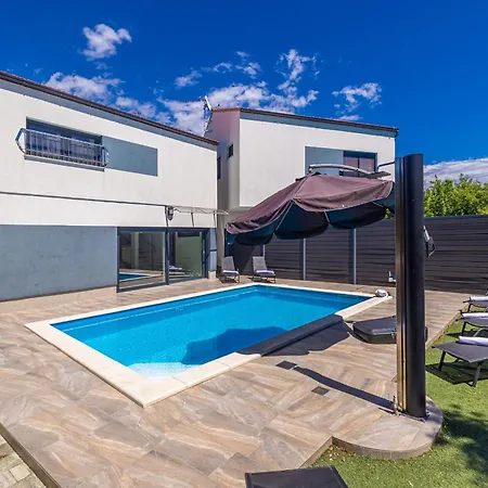 House George With Heated Pool