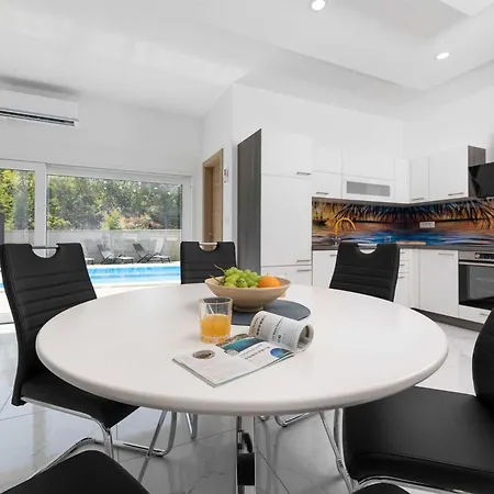 House George With Heated Pool Ferienhaus *
