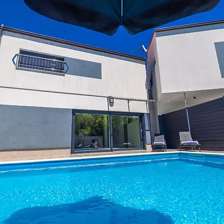 House George With Heated Pool Vakantiehuis *