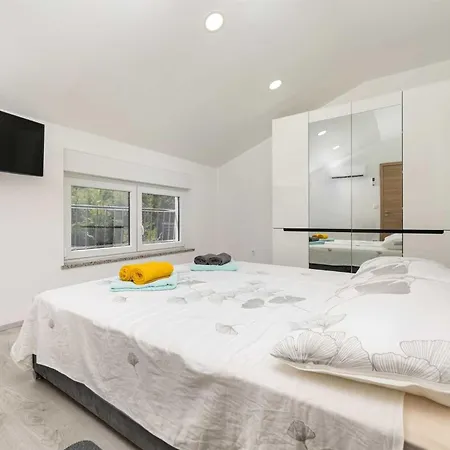 Vakantiehuis House George With Heated Pool *