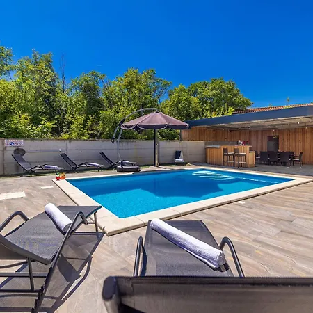 House George With Heated Pool *