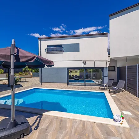House George With Heated Pool *