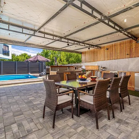 House George With Heated Pool *