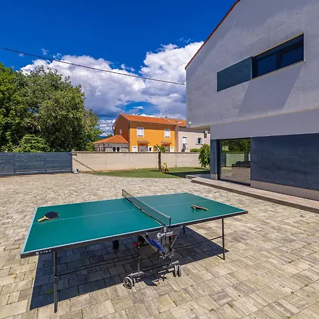 House George With Heated Pool * Županje