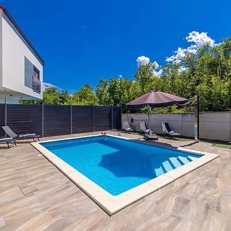 House George With Heated Pool Vakantiehuis *