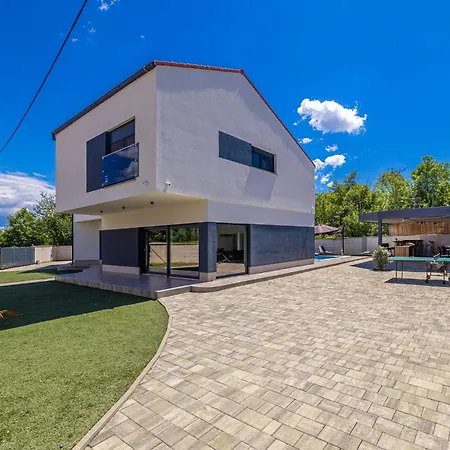 House George With Heated Pool