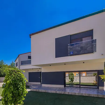 House George With Heated Pool *