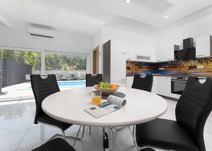 House George With Heated Pool