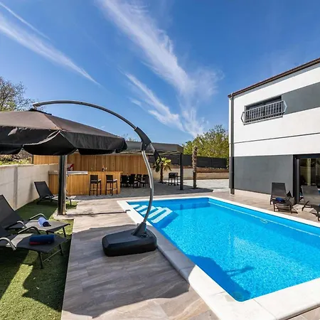 House George With Heated Pool Case de vacanță *